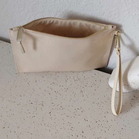 Burberry wristlet - Picture 3 of 16